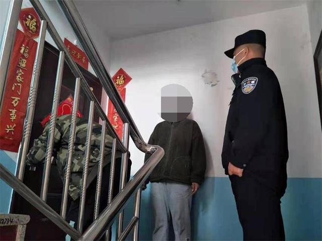 房主粗心被鎖門外，民警開鎖服務(wù)送上門
